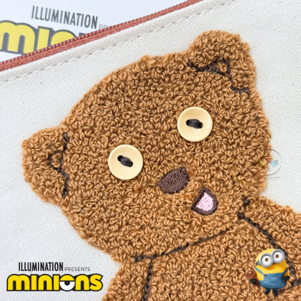 小小兵 MINIONS Tim熊 絨毛刺繡 帆布化妝包 收納包 附皮革吊飾 