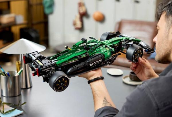 樂高 LEGO 42240 Aston Martin Aramco AMR25 F1 賽車 