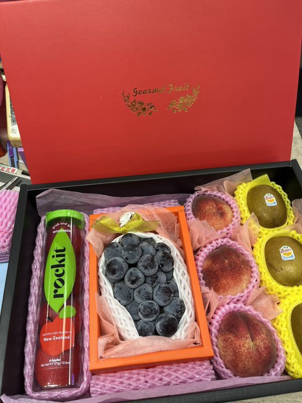 (精品特大禮盒) 貓眼葡萄+美國水蜜桃2-3玉+樂淇蘋果1支+特大黃金奇異果3個 / 附包裝提袋 