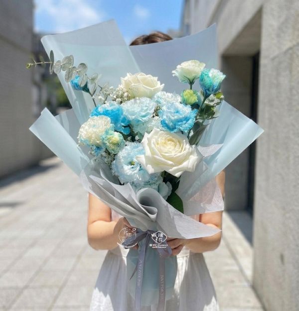 藍色珊瑚海桔梗花束(自取商品需要外送電聯估價) 進口玫瑰花束,韓式花束,玫瑰花束,人魚姬玫瑰韓式包裝美學,奶茶色包裝,拒絕傳統包裝,花束傳情花束,台中花店代客送花~鴻花花店代客送花全程保密 珍惜所託,猶如親送