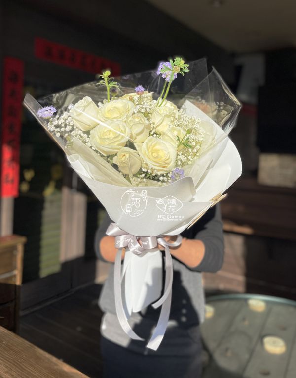 韓式花束 圓形白玫瑰 (白玫瑰花束) 韓式花束,玫瑰花束,韓式包裝美學,奶茶色包裝,愛馬仕橘包裝,玫瑰花束,玫瑰花造型香氛花束,黑色包裝,拒絕傳統包裝,花束傳情花束,台中花店代客送花~鴻花花店代客送花全程保密 珍惜所託,猶如親送
