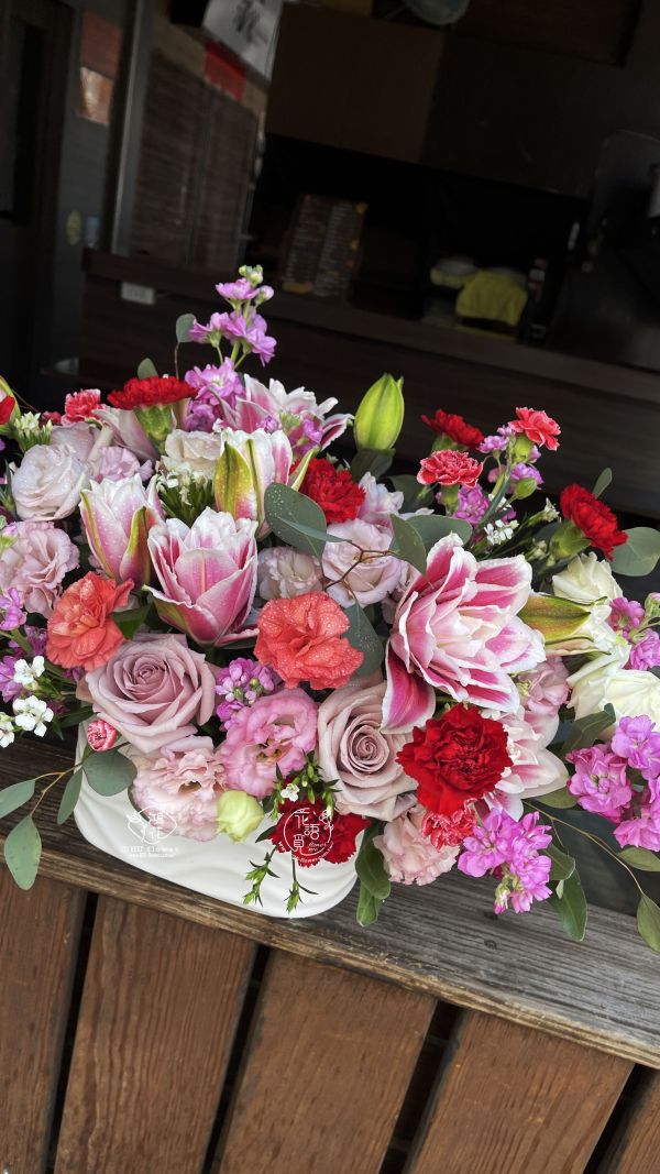 我"馨"裡最愛媽咪(重辦百合) 母親節花束,康乃馨花束,客製化康乃馨花束,代客送花,鴻花花店,珍惜所託,全程保密