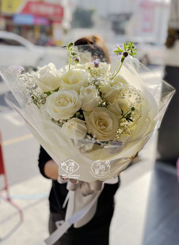 韓式花束 圓形白玫瑰 (白玫瑰花束) 韓式花束,玫瑰花束,韓式包裝美學,奶茶色包裝,愛馬仕橘包裝,玫瑰花束,玫瑰花造型香氛花束,黑色包裝,拒絕傳統包裝,花束傳情花束,台中花店代客送花~鴻花花店代客送花全程保密 珍惜所託,猶如親送