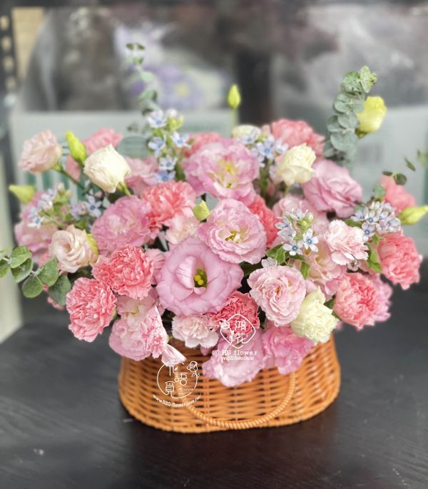 鍾愛媽咪(藤藍---有2色) 母親節花束,康乃馨花束,客製化康乃馨花束,代客送花,鴻花花店,珍惜所託,全程保密