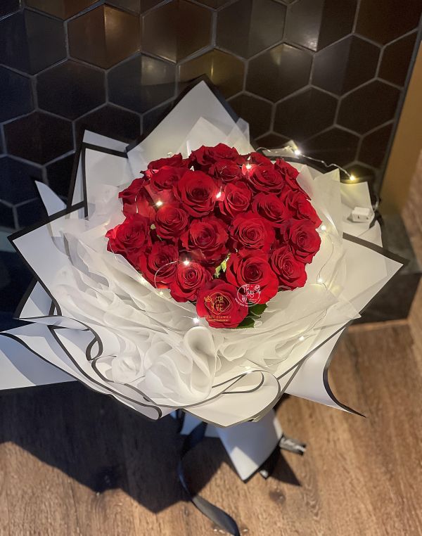 網紅22朵(進口紅玫瑰花束)(情人節限定) 進口玫瑰花束,韓式花束,玫瑰花束,韓式包裝美學,奶茶色包裝,拒絕傳統包裝,花束傳情花束,台中花店代客送花~鴻花花店代客送花全程保密 珍惜所託,猶如親送