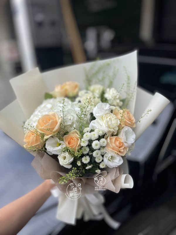 未來路上有妳(香檳玫瑰+白繡球) 韓式花束,玫瑰花束,韓式包裝美學,奶茶色包裝,愛馬仕橘包裝,玫瑰花束,玫瑰花造型香氛花束,黑色包裝,拒絕傳統包裝,花束傳情花束,台中花店代客送花~鴻花花店代客送花全程保密 珍惜所託,猶如親送