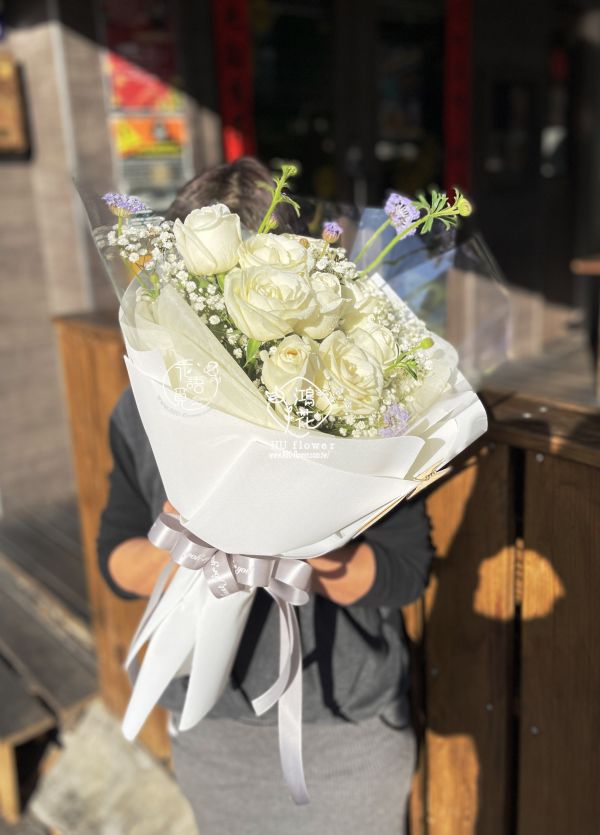 韓式花束 圓形白玫瑰 (白玫瑰花束) 韓式花束,玫瑰花束,韓式包裝美學,奶茶色包裝,愛馬仕橘包裝,玫瑰花束,玫瑰花造型香氛花束,黑色包裝,拒絕傳統包裝,花束傳情花束,台中花店代客送花~鴻花花店代客送花全程保密 珍惜所託,猶如親送