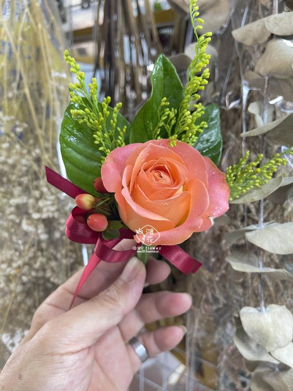 橘粉玫瑰胸花(緞帶) 婚禮玫瑰花胸花,乾燥花胸花,永生花胸花,開會需要胸花台中花店代客送花鴻花花店為您量身訂做會議胸花,婚禮胸花,主婚人胸花