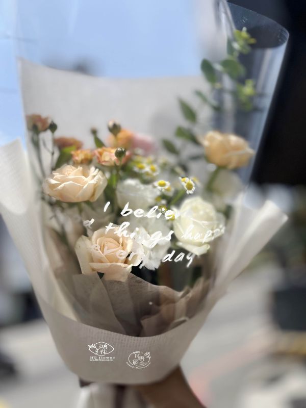 見面說愛妳(香檳玫瑰+白玫瑰)客訂花束 韓式花束,玫瑰花束,韓式包裝美學,奶茶色包裝,愛馬仕橘包裝,玫瑰花束,玫瑰花造型香氛花束,黑色包裝,拒絕傳統包裝,花束傳情花束,台中花店代客送花~鴻花花店代客送花全程保密 珍惜所託,猶如親送