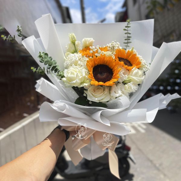 一路前進(向日葵白色包裝花束 ) 台中鴻花花店/畢業季花束向日葵花束,陽光朝氣向日葵花束,探病慰問生日,向日葵花束 ,台中花店代客送花,中彰投地區,代客送花
客製花束