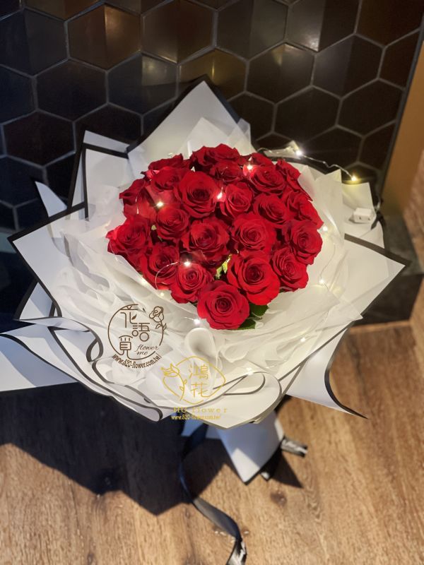 (獨一無二就是愛妳)進口紅玫瑰網紅款有燈(情人節限定) 進口玫瑰花束,韓式花束,玫瑰花束,韓式包裝美學,奶茶色包裝,拒絕傳統包裝,花束傳情花束,台中花店代客送花~鴻花花店代客送花全程保密 珍惜所託,猶如親送