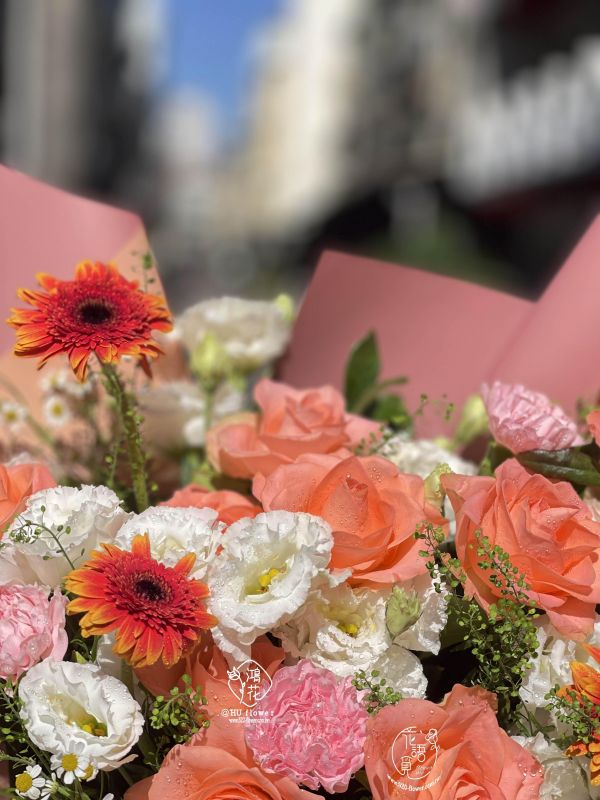 客製花束(客製花束請先預訂喔) 無敵超大花束,韓式花束,玫瑰花束,韓式包裝美學,奶茶色包裝,愛馬仕橘包裝,黑色包裝,拒絕傳統包裝,花束傳情花束,台中花店代客送花~鴻花花店代客送花全程保密 珍惜所託,猶如親送