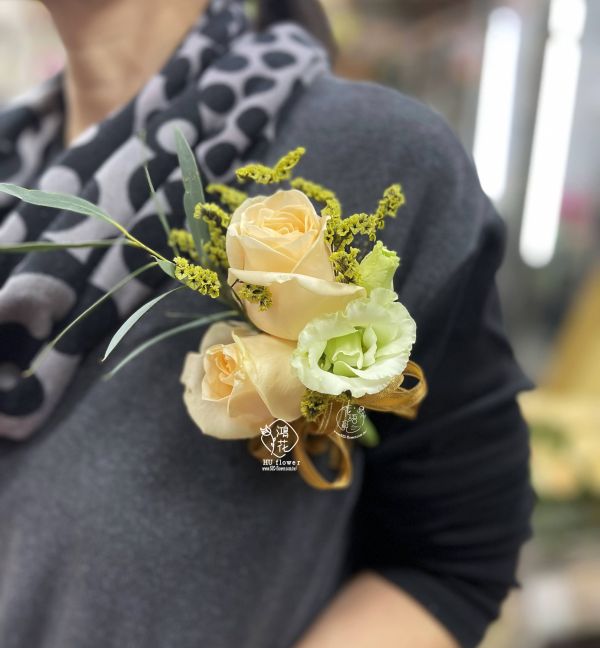 玫瑰胸花香檳(二朵) 婚禮玫瑰花胸花,乾燥花胸花,永生花胸花,開會需要胸花台中花店代客送花鴻花花店為您量身訂做會議胸花,婚禮胸花,主婚人胸花