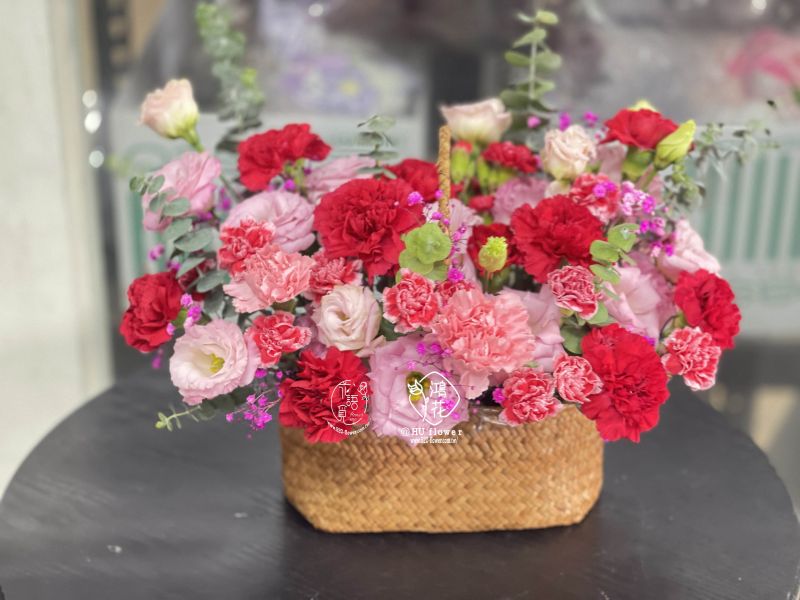 鍾愛媽咪(藤藍---有2色) 母親節花束,康乃馨花束,客製化康乃馨花束,代客送花,鴻花花店,珍惜所託,全程保密