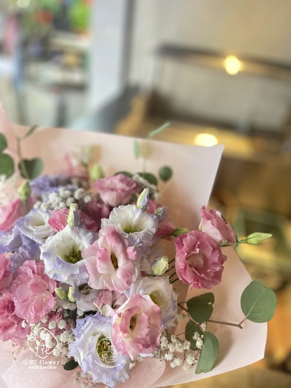 桔梗花束(自取商品需要外送電聯估價) 進口玫瑰花束,韓式花束,玫瑰花束,人魚姬玫瑰韓式包裝美學,奶茶色包裝,拒絕傳統包裝,花束傳情花束,台中花店代客送花~鴻花花店代客送花全程保密 珍惜所託,猶如親送
