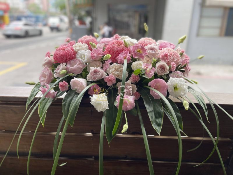 接待桌盆花 講台花 婚禮牽到桌盆花 台中鴻花花店代客送花-會議盆花:接待桌花,婚禮簽到桌花,會議需要桌花點綴,結婚簽到桌需要桌花.客製桌花,台中代客送花,中彰投,全省電送