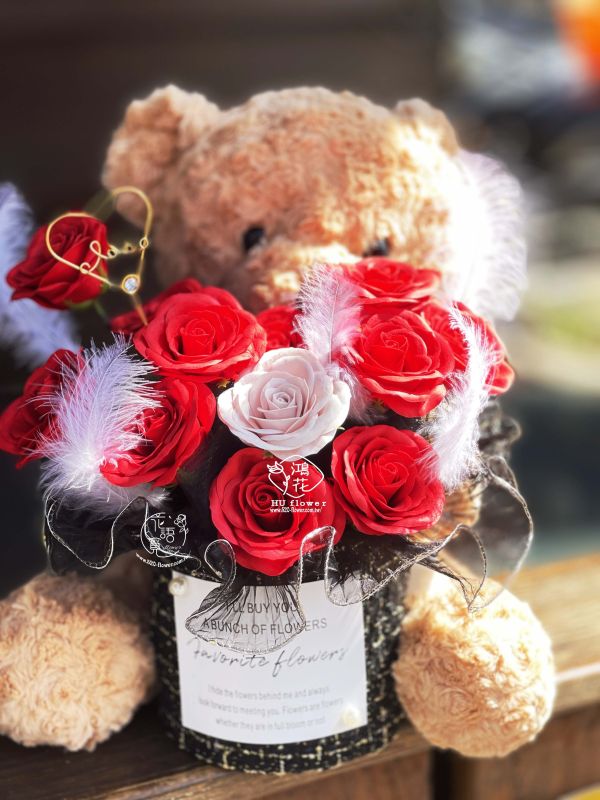 抱起幸福(抱抱熊香氛花桶非鮮花喔) 永生花花束*乾燥不凋花+永生花讓你的另一半更加愛你,乾燥不凋花與永生不凋花結合,永生不凋花有錢花 乾燥不凋花賀禮首選,台中花店代客送花~鴻花花店代客送花全程保密