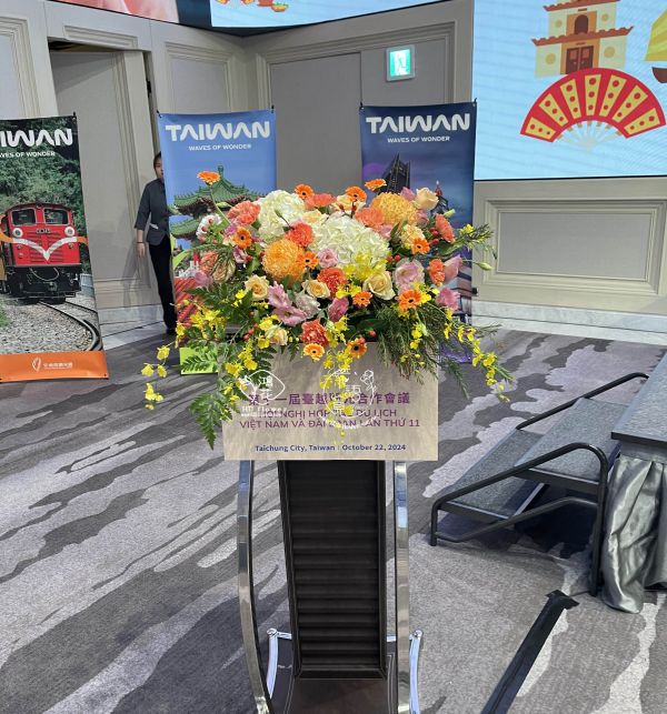 接待桌盆花 講台花 婚禮牽到桌盆花講台盆花 會議盆花  桌上盆花 文心下垂 台中鴻花花店代客送花-會議盆花:接待桌花,婚禮簽到桌花,會議需要桌花點綴,結婚簽到桌需要桌花.客製桌花,台中代客送花,中彰投,全省電送