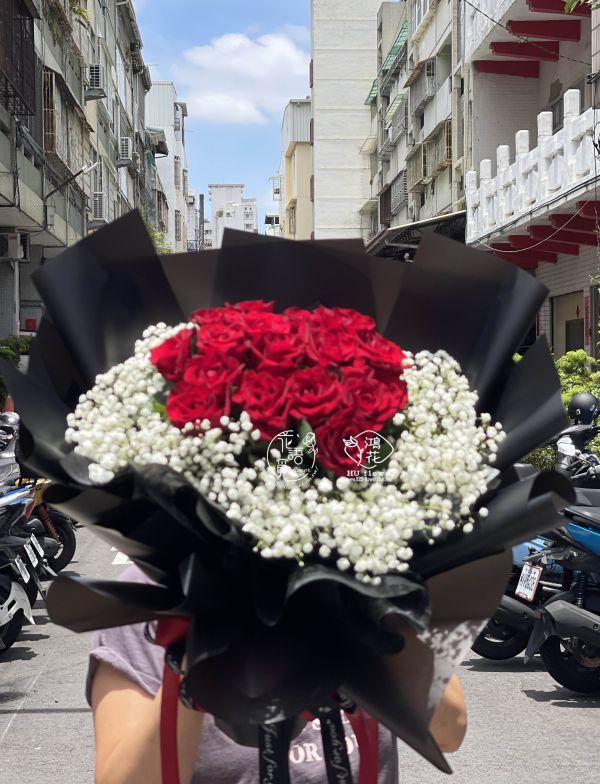 只想一直在一起(紅玫瑰+滿滿的滿天星 ) 韓式花束,玫瑰花束,韓式包裝美學,奶茶色包裝,拒絕傳統包裝,花束傳情花束,台中花店代客送花~鴻花花店代客送花全程保密 珍惜所託,猶如親送