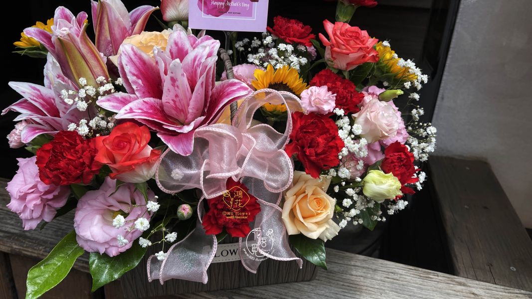 我"馨"裡最愛媽咪(重辦百合) 母親節花束,母親節要送康乃馨花束,客製化康乃馨花束,代客送花,鴻花花店,珍惜所託,康乃馨盆花/母親節花禮全程保密你想要的花禮我都有