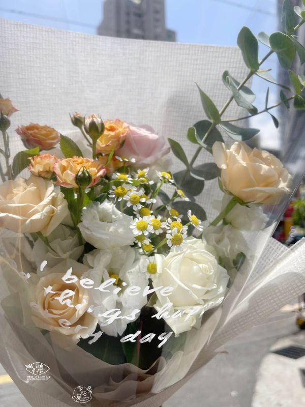 見面說愛妳(香檳玫瑰+白玫瑰)客訂花束 韓式花束,玫瑰花束,韓式包裝美學,奶茶色包裝,愛馬仕橘包裝,玫瑰花束,玫瑰花造型香氛花束,黑色包裝,拒絕傳統包裝,花束傳情花束,台中花店代客送花~鴻花花店代客送花全程保密 珍惜所託,猶如親送