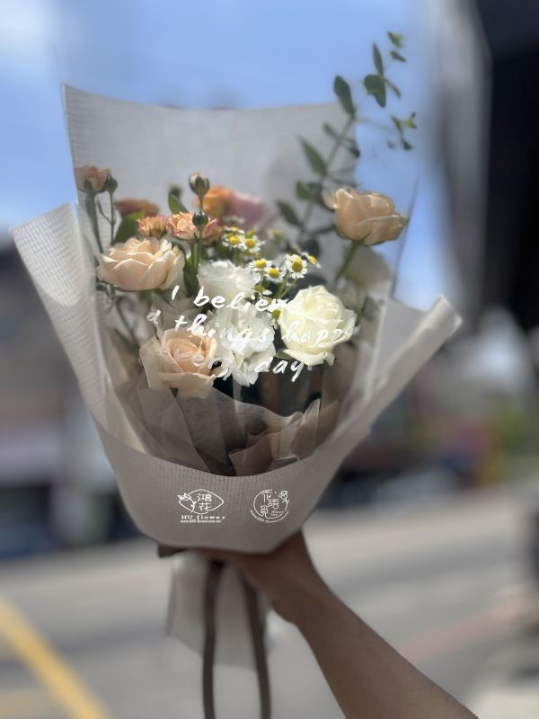 見面說愛妳(香檳玫瑰+白玫瑰)客訂花束 韓式花束,玫瑰花束,韓式包裝美學,奶茶色包裝,愛馬仕橘包裝,玫瑰花束,玫瑰花造型香氛花束,黑色包裝,拒絕傳統包裝,花束傳情花束,台中花店代客送花~鴻花花店代客送花全程保密 珍惜所託,猶如親送