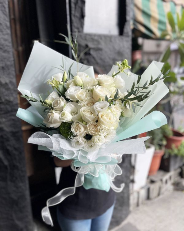 一世執愛(白玫瑰14朵+白桔梗)客訂花束 韓式花束,玫瑰花束,韓式包裝美學,奶茶色包裝,愛馬仕橘包裝,玫瑰花束,玫瑰花造型香氛花束,黑色包裝,拒絕傳統包裝,花束傳情花束,台中花店代客送花~鴻花花店代客送花全程保密 珍惜所託,猶如親送