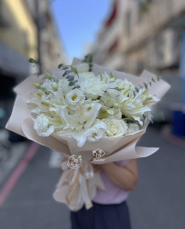 想念~白色百合花束 韓式花束,玫瑰花束,韓式包裝美學,奶茶色包裝,愛馬仕橘包裝,玫瑰花束,玫瑰花造型香氛花束,黑色包裝,拒絕傳統包裝,花束傳情花束,台中花店代客送花~鴻花花店代客送花全程保密 珍惜所託,猶如親送