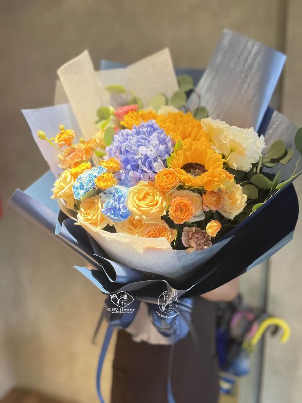只"向"愛上妳(向日葵花束) 台中鴻花花店/畢業季花束向日葵花束,陽光朝氣向日葵花束,探病慰問生日,向日葵花束 ,台中花店代客送花,中彰投地區,代客送花
客製花束