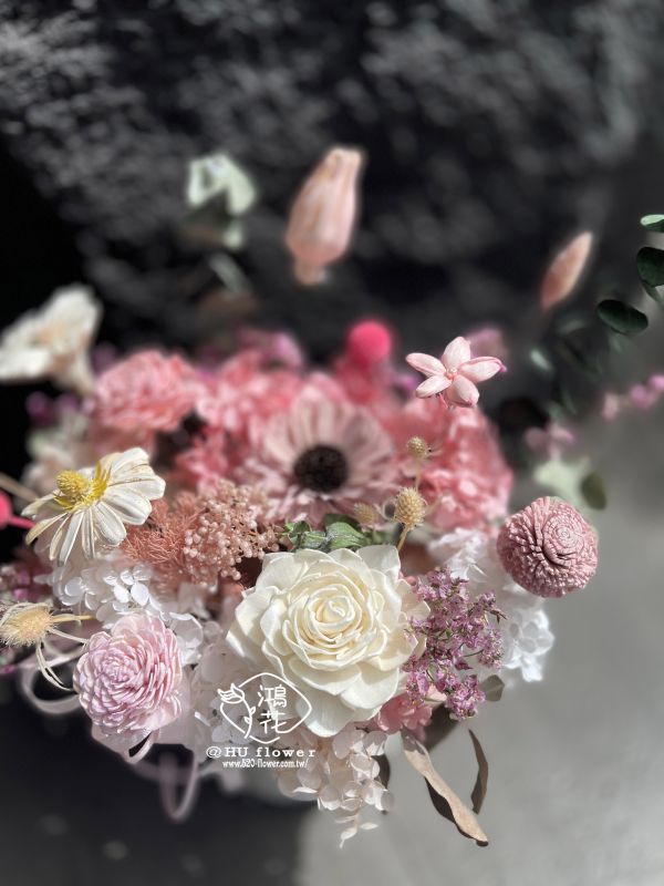 喜歡你 (水泥盆 )  乾燥花盆花本商品為到店取件..外送須要另加運費) 乾燥不凋花,日本大地農場永生不凋花,永生不凋花,朋友開幕文青店,SALO,醫美診所開幕,新店開幕賀禮首選,台中花店代客送花~鴻花花店代客送花