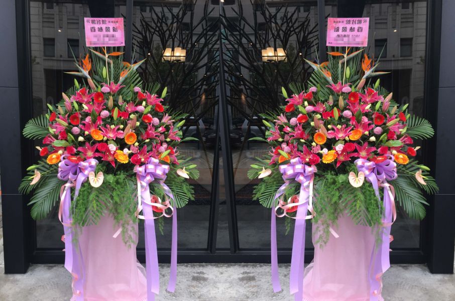 客製款羅馬花柱(紅百合喜慶大座)一對  台中鴻花花店代客送花-開幕,飲料店開幕,早餐店開幕,畫展,致贈花籃,高架花籃,高架藝術花柱,客製化藝術花柱,專屬於您的花禮!代客送花 中彰投全省代客送花