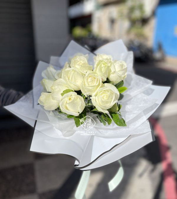 韓式花束 圓形白玫瑰 (白玫瑰花束) 韓式花束,玫瑰花束,韓式包裝美學,奶茶色包裝,愛馬仕橘包裝,玫瑰花束,玫瑰花造型香氛花束,黑色包裝,拒絕傳統包裝,花束傳情花束,台中花店代客送花~鴻花花店代客送花全程保密 珍惜所託,猶如親送