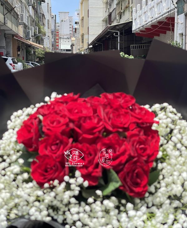 只想一直在一起(紅玫瑰+滿滿的滿天星 ) 韓式花束,玫瑰花束,韓式包裝美學,奶茶色包裝,拒絕傳統包裝,花束傳情花束,台中花店代客送花~鴻花花店代客送花全程保密 珍惜所託,猶如親送