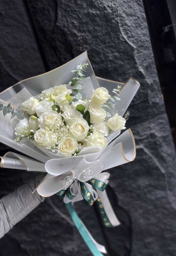 永恆的愛(白玫瑰+白桔梗)客訂花束 韓式花束,玫瑰花束,韓式包裝美學,奶茶色包裝,愛馬仕橘包裝,玫瑰花束,玫瑰花造型香氛花束,黑色包裝,拒絕傳統包裝,花束傳情花束,台中花店代客送花~鴻花花店代客送花全程保密 珍惜所託,猶如親送