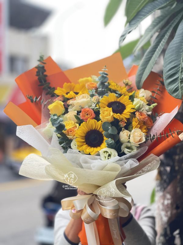 客製花束(客製花束請先預訂喔) 無敵超大花束,韓式花束,玫瑰花束,韓式包裝美學,奶茶色包裝,愛馬仕橘包裝,黑色包裝,拒絕傳統包裝,花束傳情花束,台中花店代客送花~鴻花花店代客送花全程保密 珍惜所託,猶如親送