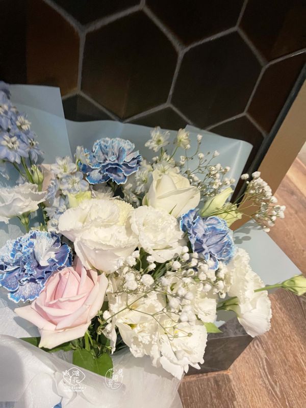 客製玫瑰花束系列 韓式花束,玫瑰花束,韓式包裝美學,奶茶色包裝,拒絕傳統包裝,花束傳情花束,台中花店代客送花~鴻花花店代客送花全程保密 珍惜所託,猶如親送