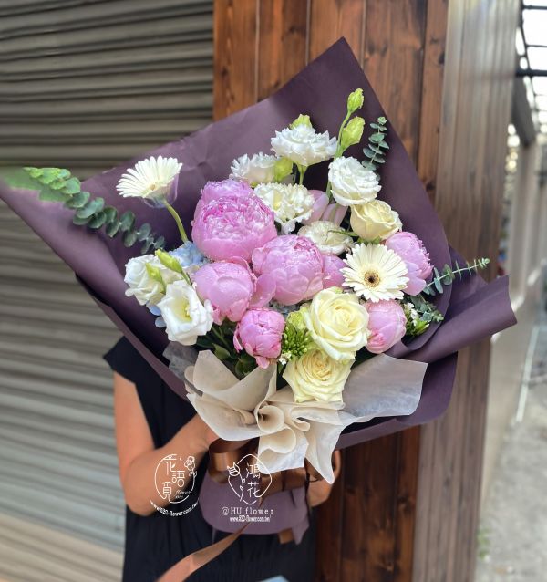 客製牡丹花束(客製花束請先預訂喔) 無敵超大花束,韓式花束,玫瑰花束,韓式包裝美學,奶茶色包裝,愛馬仕橘包裝,黑色包裝,拒絕傳統包裝,花束傳情花束,台中花店代客送花~鴻花花店代客送花全程保密 珍惜所託,猶如親送