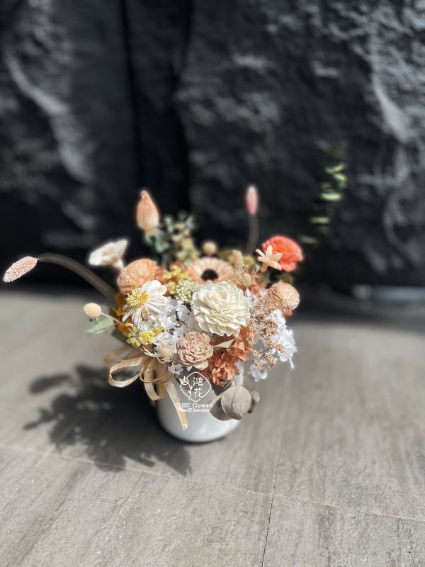 喜歡你 (水泥盆 )  乾燥花盆花本商品為到店取件..外送須要另加運費) 乾燥不凋花,日本大地農場永生不凋花,永生不凋花,朋友開幕文青店,SALO,醫美診所開幕,新店開幕賀禮首選,台中花店代客送花~鴻花花店代客送花