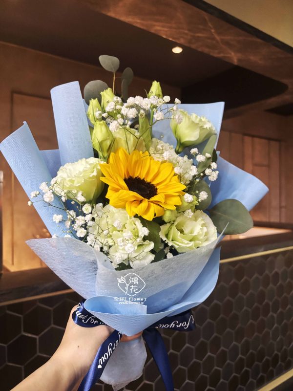 陽光(向日葵花束) 不外送自取 台中鴻花花店/畢業季花束向日葵花束,陽光朝氣向日葵花束,探病慰問生日,向日葵花束 ,台中花店代客送花,中彰投地區,代客送花
客製花束