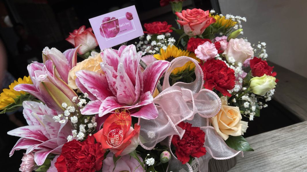 我"馨"裡最愛媽咪(重辦百合) 母親節花束,母親節要送康乃馨花束,客製化康乃馨花束,代客送花,鴻花花店,珍惜所託,康乃馨盆花/母親節花禮全程保密你想要的花禮我都有