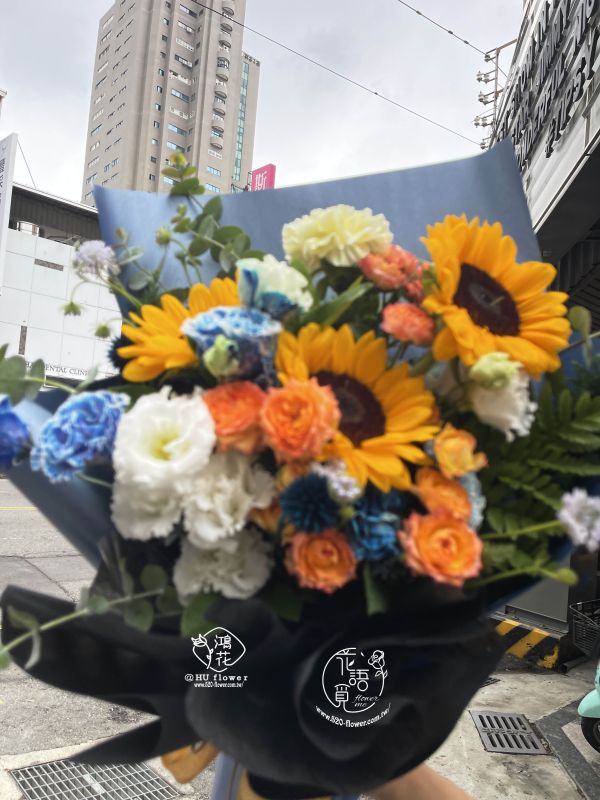 客製花束(客製花束請先預訂喔) 無敵超大花束,韓式花束,玫瑰花束,韓式包裝美學,奶茶色包裝,愛馬仕橘包裝,黑色包裝,拒絕傳統包裝,花束傳情花束,台中花店代客送花~鴻花花店代客送花全程保密 珍惜所託,猶如親送