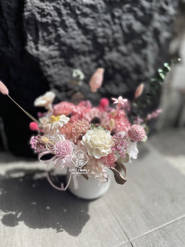 喜歡你 (水泥盆 )  乾燥花盆花本商品為到店取件..外送須要另加運費) 乾燥不凋花,日本大地農場永生不凋花,永生不凋花,朋友開幕文青店,SALO,醫美診所開幕,新店開幕賀禮首選,台中花店代客送花~鴻花花店代客送花