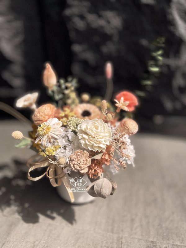 喜歡你 (水泥盆 )  乾燥花盆花本商品為到店取件..外送須要另加運費) 乾燥不凋花,日本大地農場永生不凋花,永生不凋花,朋友開幕文青店,SALO,醫美診所開幕,新店開幕賀禮首選,台中花店代客送花~鴻花花店代客送花