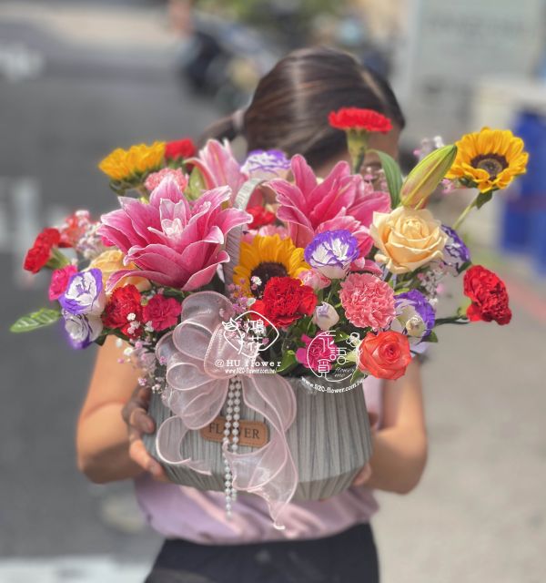 呈現最愛媽咪(重辦百合) 母親節花束,康乃馨花束,客製化康乃馨花束,代客送花,鴻花花店,珍惜所託,全程保密