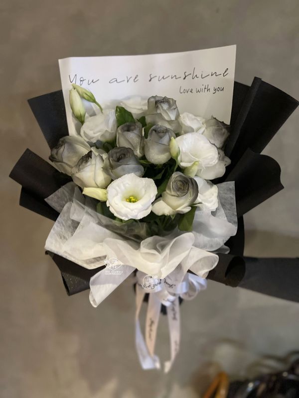 我願成為您的"黑騎士" 韓式花束,玫瑰花束,韓式包裝美學,奶茶色包裝,愛馬仕橘包裝,玫瑰花束,玫瑰花造型香氛花束,黑色包裝,拒絕傳統包裝,花束傳情花束,台中花店代客送花~鴻花花店代客送花全程保密 珍惜所託,猶如親送