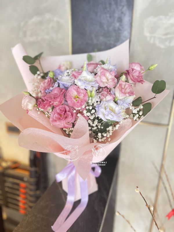 桔梗花束(自取商品需要外送電聯估價) 進口玫瑰花束,韓式花束,玫瑰花束,人魚姬玫瑰韓式包裝美學,奶茶色包裝,拒絕傳統包裝,花束傳情花束,台中花店代客送花~鴻花花店代客送花全程保密 珍惜所託,猶如親送