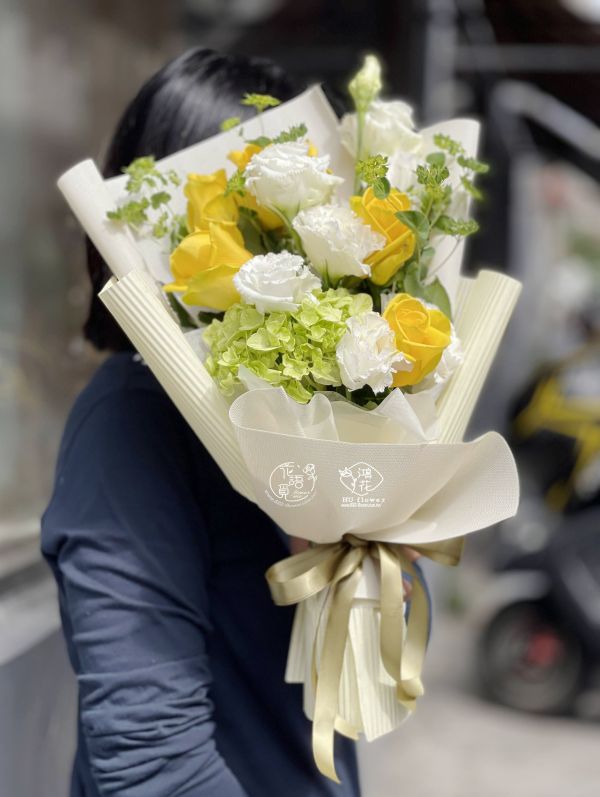 客製玫瑰花束系列 韓式花束,玫瑰花束,韓式包裝美學,奶茶色包裝,拒絕傳統包裝,花束傳情花束,台中花店代客送花~鴻花花店代客送花全程保密 珍惜所託,猶如親送