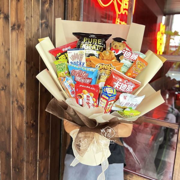餅乾零食花束 台中鴻花花店/畢業季花束~餅乾花束向日葵花束,陽光朝氣向日葵花束,探病慰問生日,向日葵花束 ,台中花店代客送花,中彰投地區,代客送花 金莎畢業花束 畢業熊
客製花束