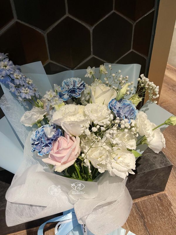客製玫瑰花束系列 韓式花束,玫瑰花束,韓式包裝美學,奶茶色包裝,拒絕傳統包裝,花束傳情花束,台中花店代客送花~鴻花花店代客送花全程保密 珍惜所託,猶如親送