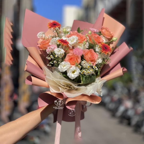 客製花束(客製花束請先預訂喔) 無敵超大花束,韓式花束,玫瑰花束,韓式包裝美學,奶茶色包裝,愛馬仕橘包裝,黑色包裝,拒絕傳統包裝,花束傳情花束,台中花店代客送花~鴻花花店代客送花全程保密 珍惜所託,猶如親送